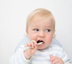 Một số thói quen xấu nào khiến răng trẻ mọc không ngay ngắn?